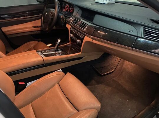 BMW. 740. 2012