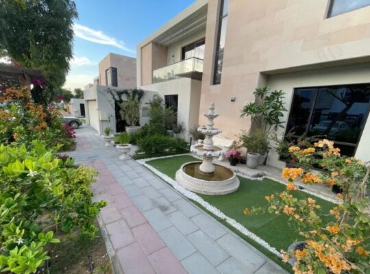 للبيع فيلا راقيه في الشارقه مطله على الحديقه العام