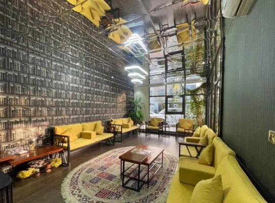 للبيع فيلا راقيه في الشارقه مطله على الحديقه العام