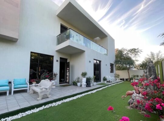 للبيع فيلا راقيه في الشارقه مطله على الحديقه العام