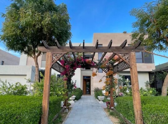 للبيع فيلا راقيه في الشارقه مطله على الحديقه العام