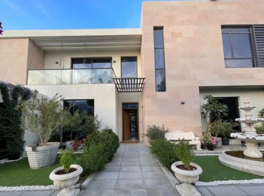 للبيع فيلا راقيه في الشارقه مطله على الحديقه العام