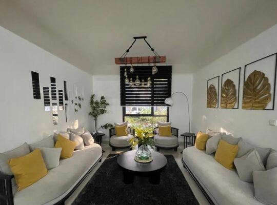 للبيع فيلا راقيه في الشارقه مطله على الحديقه العام