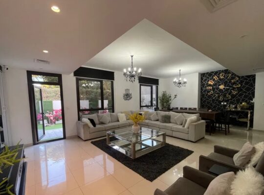 للبيع فيلا راقيه في الشارقه مطله على الحديقه العام