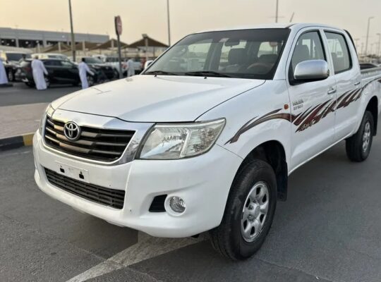 تويوتا هايلكس دبل كبينه 4X4 موديل 2014