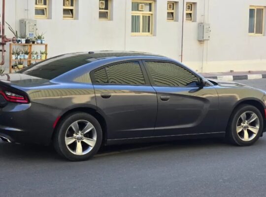 دودج شارجر موديل 2019 لون رمادي 6 سلندر بحالة ممتا